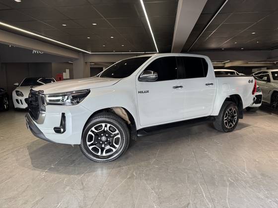 TOYOTA HILUX 2.8 D-4D TURBO DIESEL CD SRX 4X4 AUTOMÁTICO